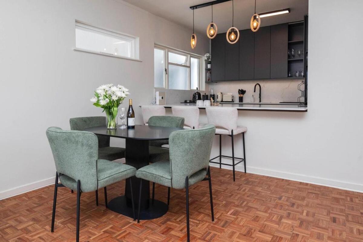 Apartment Modern 2 Bedroom Apartment, Pleasant Ways, Seapoint Cape Town