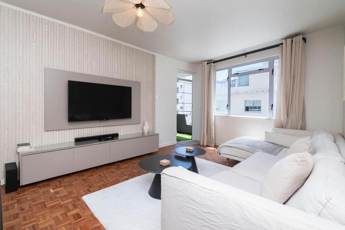 Modern 2 Bedroom Apartment, Pleasant Ways, Seapoint * Cape Town